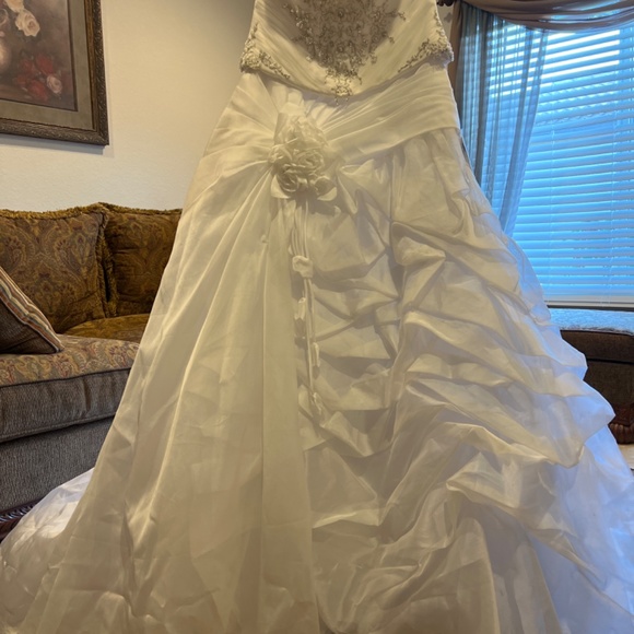 Astonishing wedding dress! Size 12 - Demetrios - Picture 3 of 14
